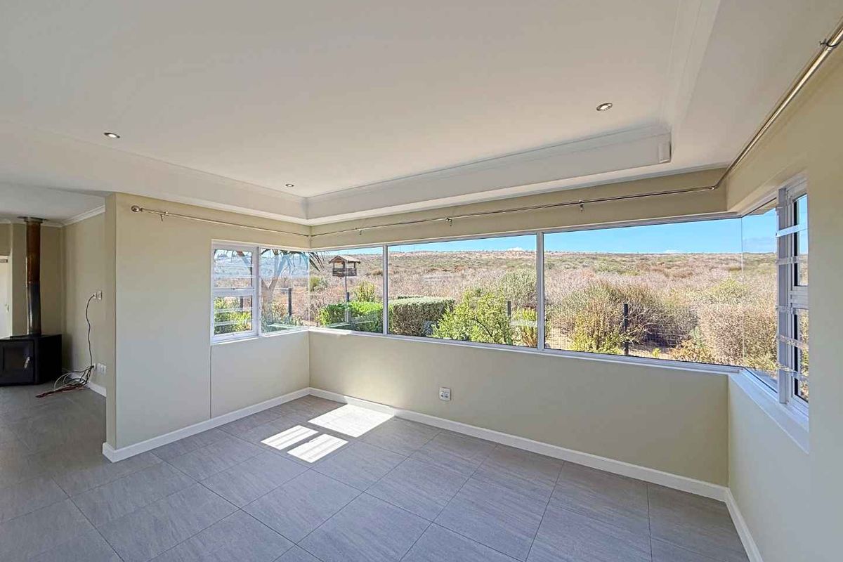 Modern Family Home with Exceptional Views - Photo 5