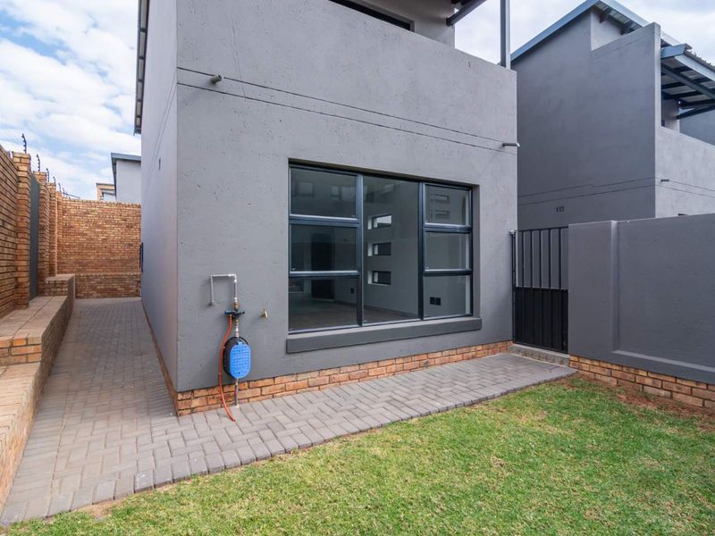 Sleek design and scenic views - 3-bedroom Home in Noordheuwel's Finest - Photo 4