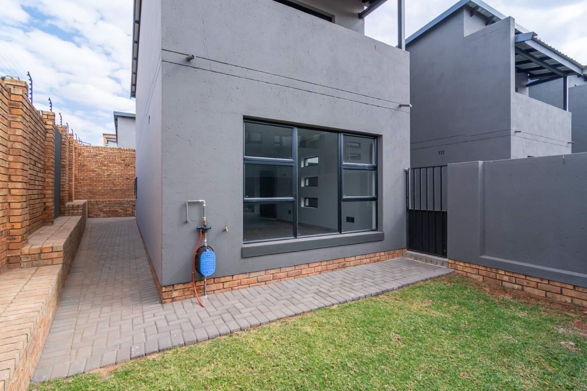 Sleek design and scenic views - 3-bedroom Home in Noordheuwel's Finest - Photo 4