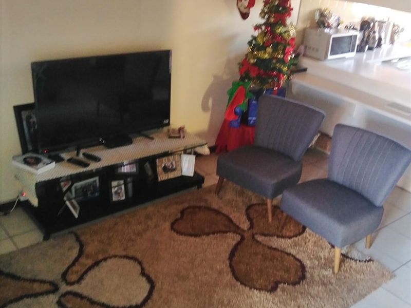 2 Bedroom Townhouse in Newton Park - Photo 2