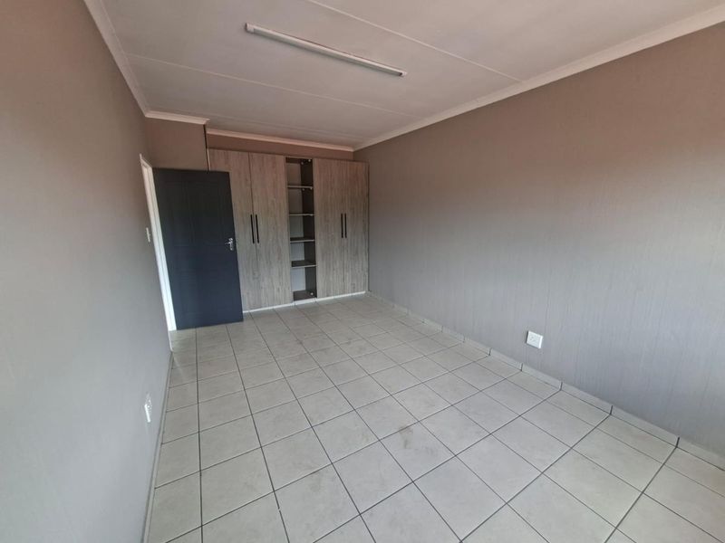 Newly Renovated Townhouse - Photo 8