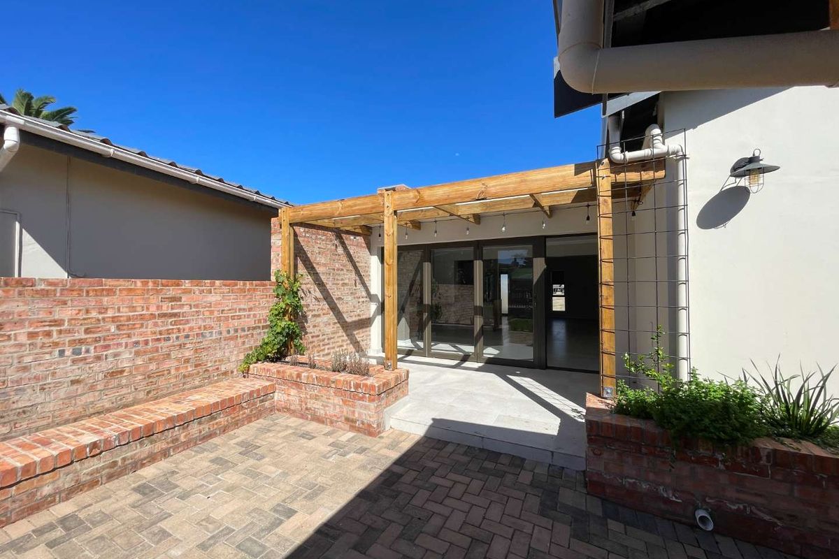 Newly Renovated 3 Bedroom Luxury Home For Sale in Hartenbos Central - Photo 4