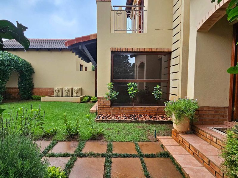 Luxurious newly renovated 4 bedroom townhouse with solar. - Photo 2