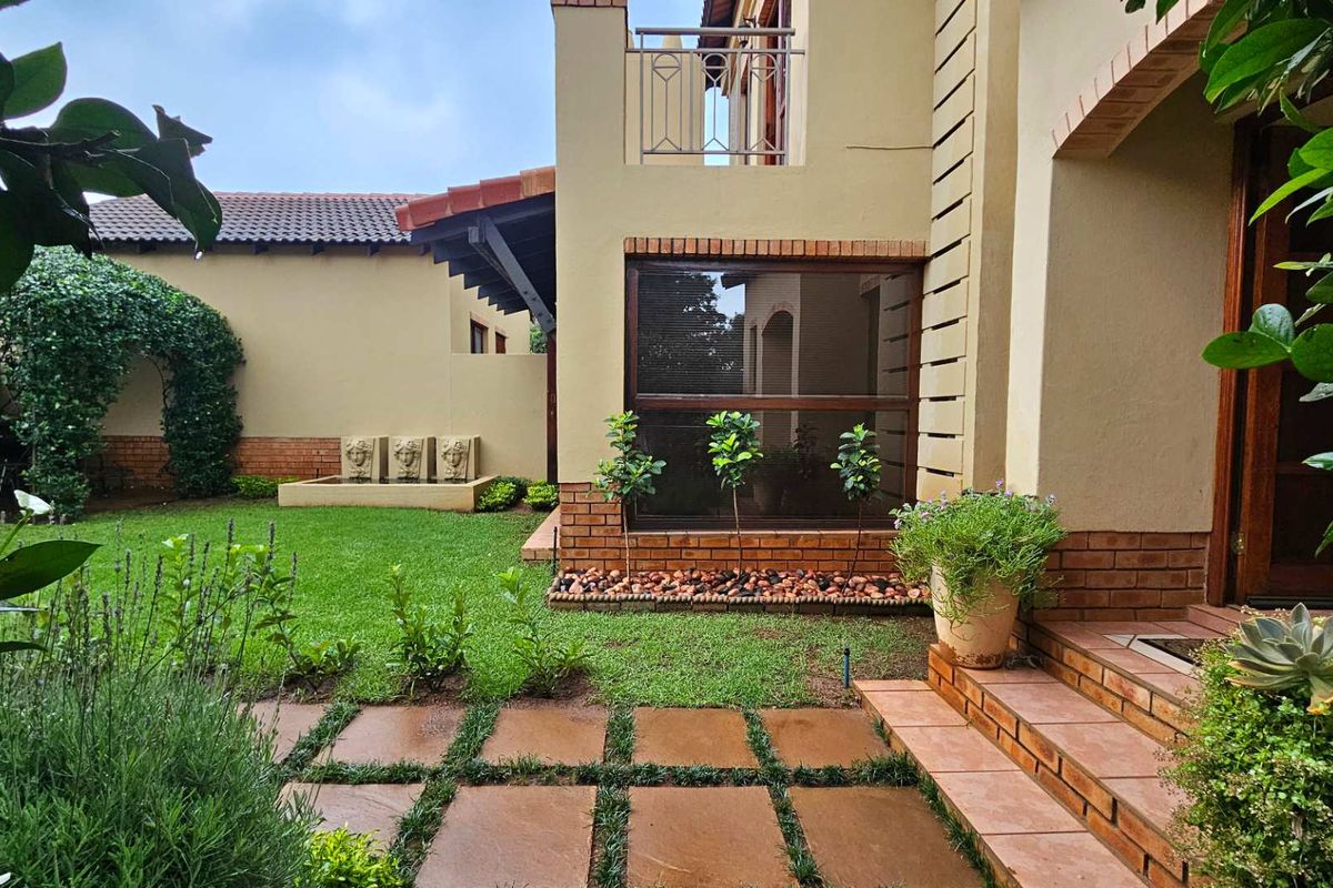 Luxurious newly renovated 4 bedroom townhouse with solar. - Photo 2