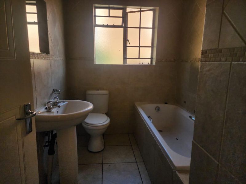 Neat & spacious 2 bedroom flat for sale in Benoni - Photo 9