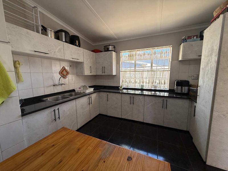Three bedroom family home - Photo 7