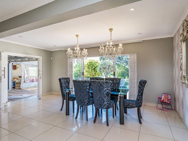 ELEGANT 5-BEDROOM FAMILY HOME IN THE HEART OF KLOOF - Photo 2