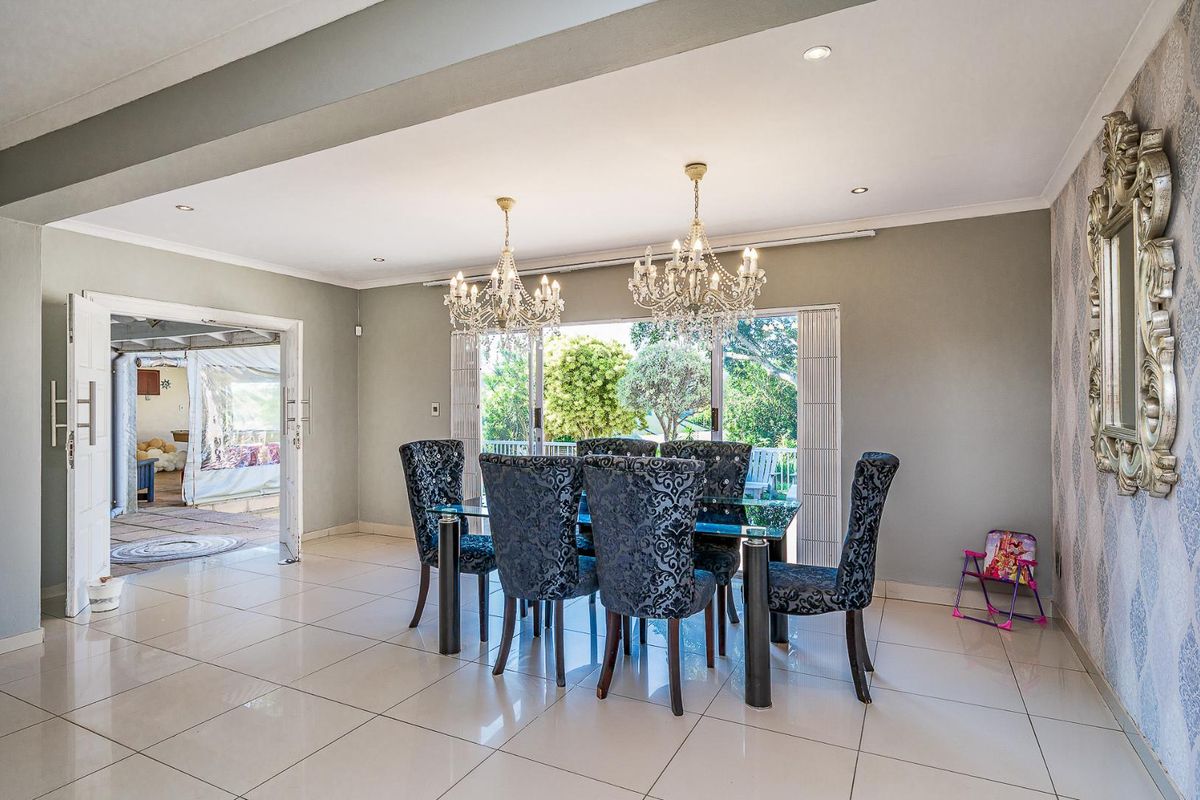 ELEGANT 5-BEDROOM FAMILY HOME IN THE HEART OF KLOOF - Photo 2