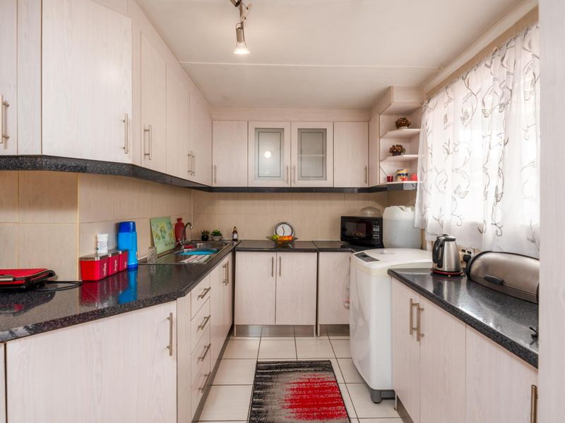 Discover Your Dream Home: Comfort and Convenience Combined!" - Photo 5