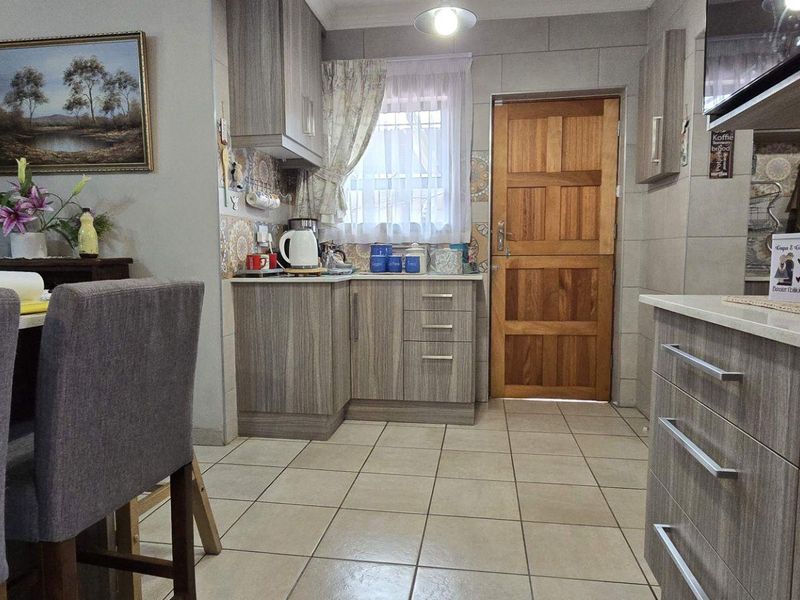 5 Bedroom House for Sale in Brackendowns - Photo 9