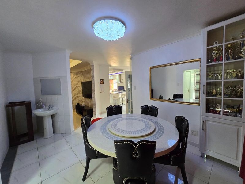 Distinguished Escombe Residence with Premium Amenities - Photo 8