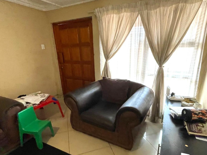 Neat and spacious family home situated in Dixon - Photo 4