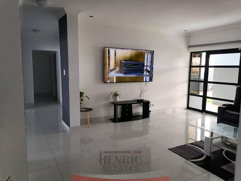 Exceptionally Spacious Home, Flexible, Potential and With Sea View! - Photo 5