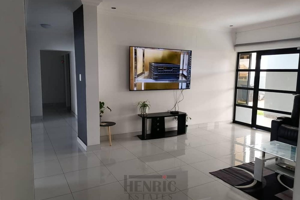 Exceptionally Spacious Home, Flexible, Potential and With Sea View! - Photo 5