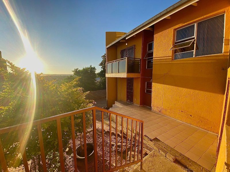 Beautiful Three-Storey Home with Flat for Sale in Dorado Park. - Photo 2