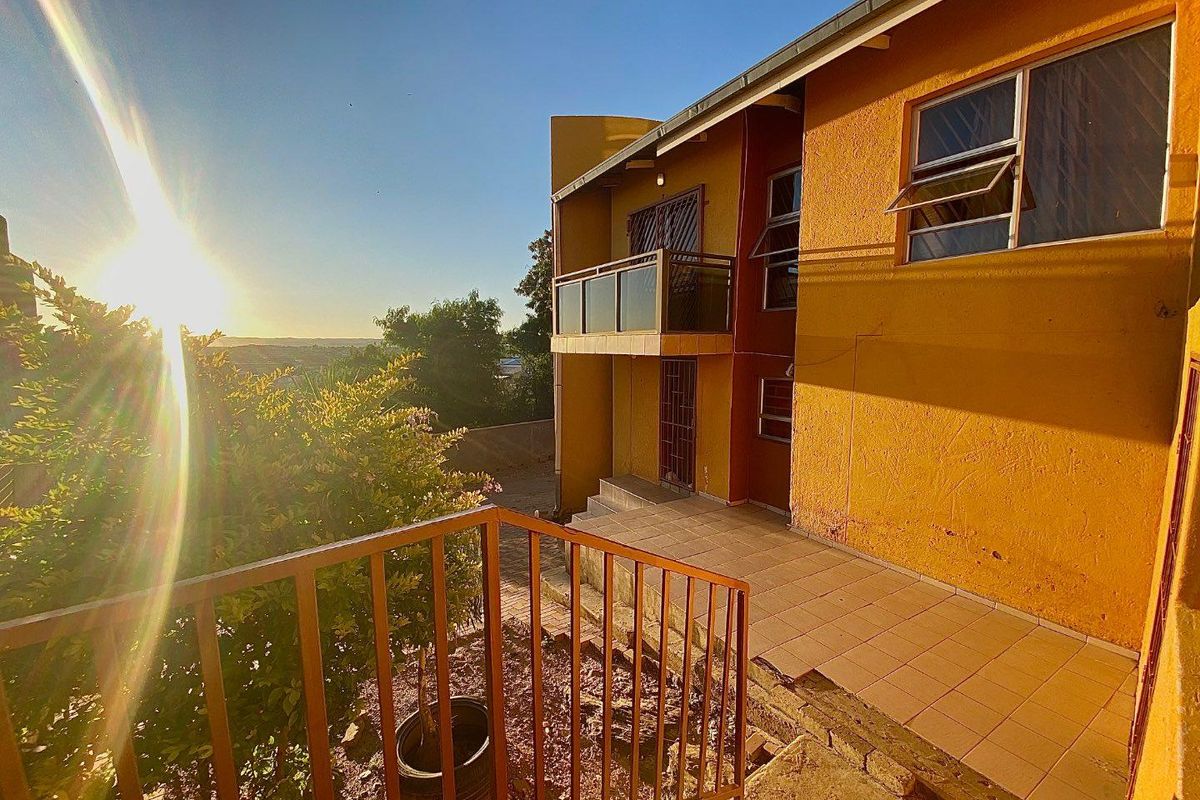 Beautiful Three-Storey Home with Flat for Sale in Dorado Park. - Photo 2