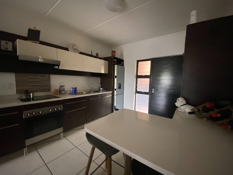 Modern Living in the Heart of Douglasdale Perfect for Young Professionals! - Photo 5