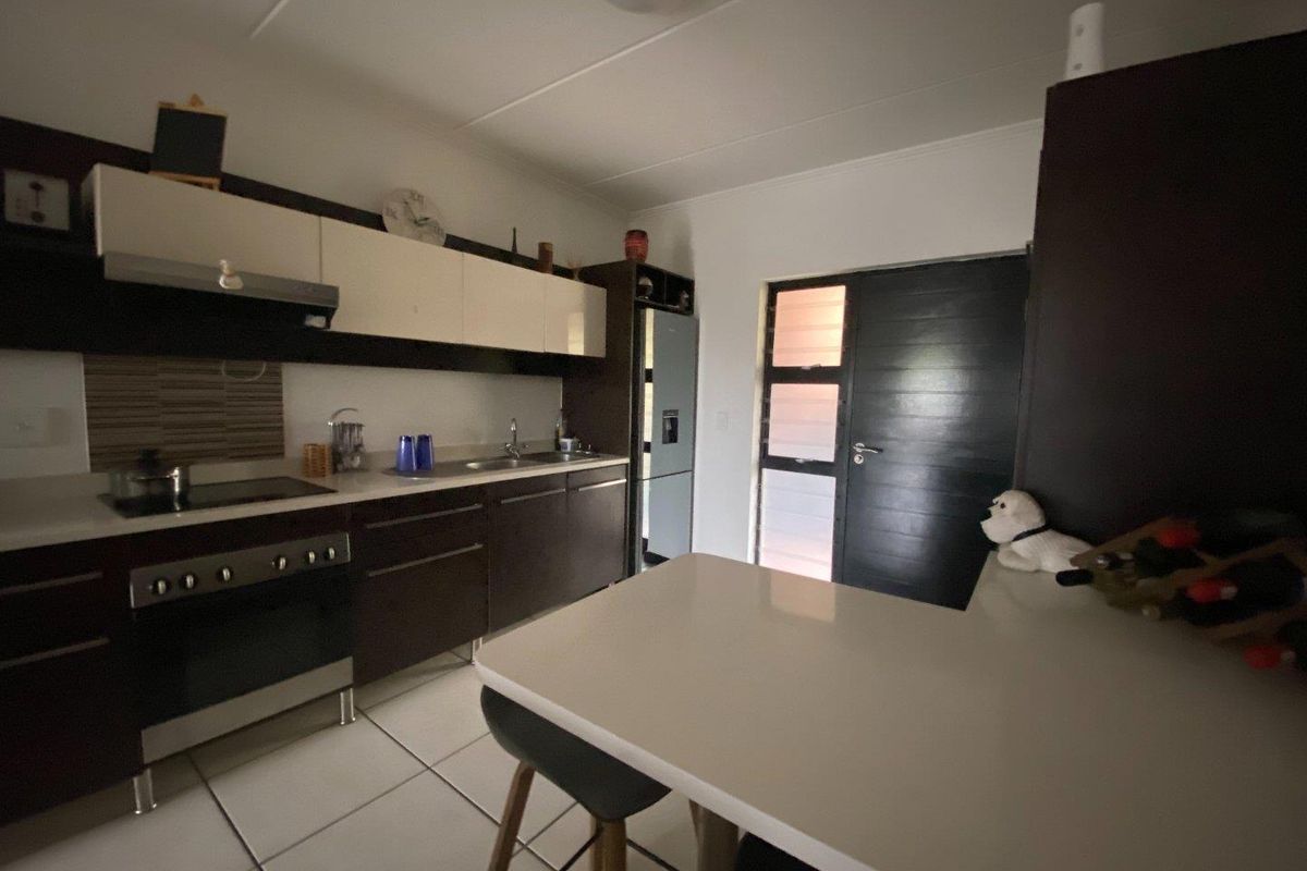 Modern Living in the Heart of Douglasdale Perfect for Young Professionals! - Photo 5