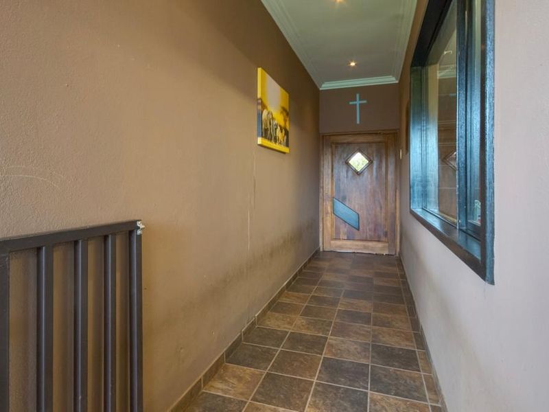 Expansive Multi-Generational Double Storey Home with Exceptional Entertainment Living in Glen Marais - Photo 2