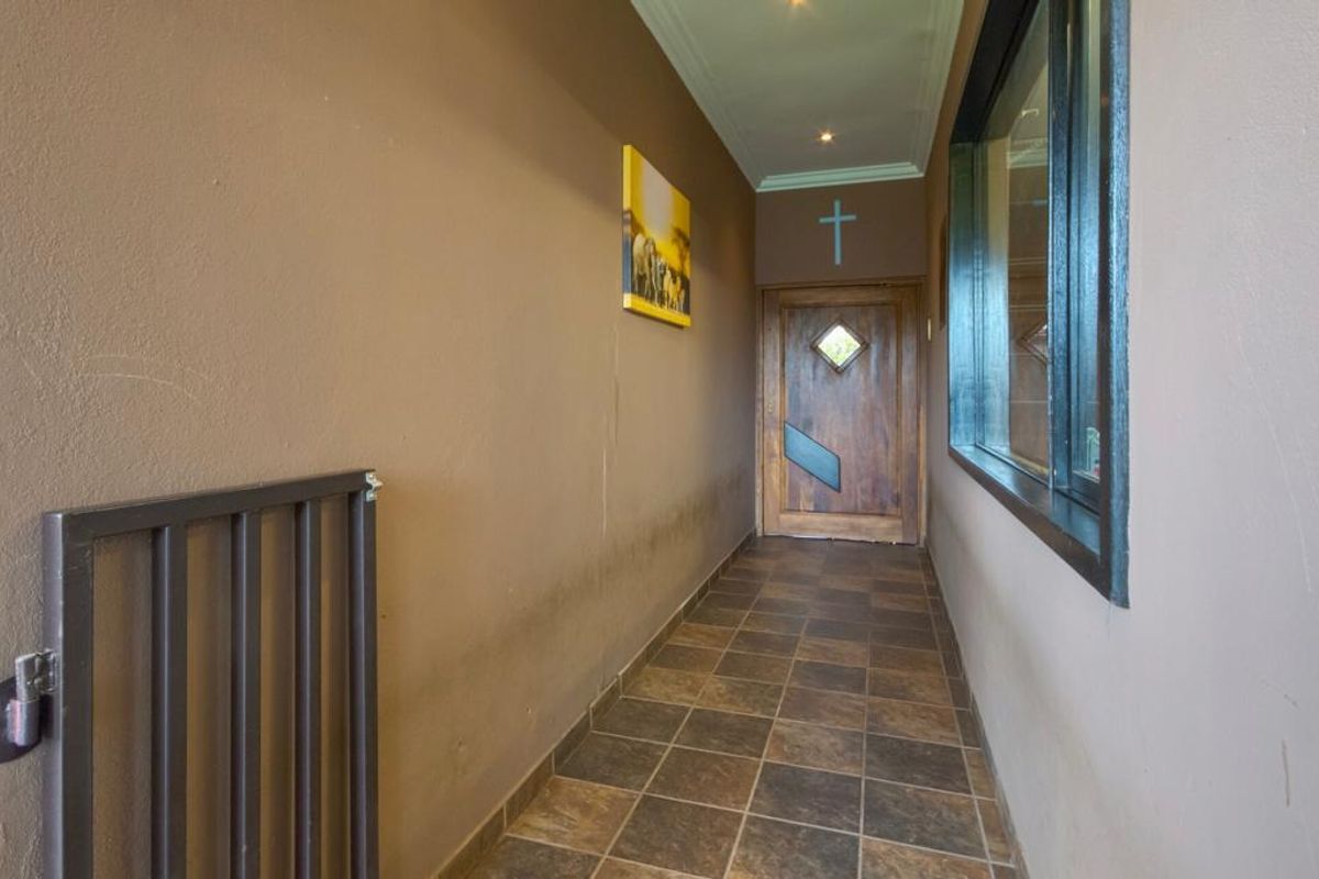 Expansive Multi-Generational Double Storey Home with Exceptional Entertainment Living in Glen Marais - Photo 2