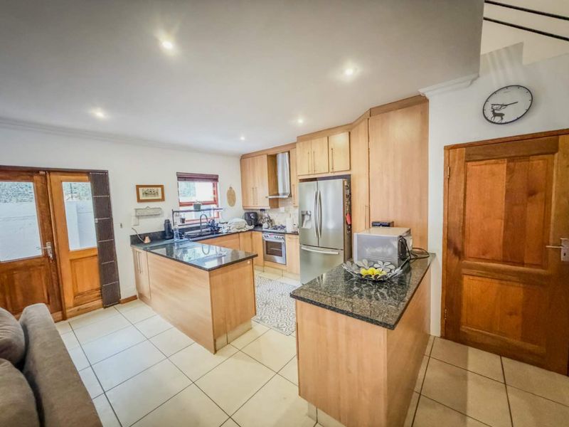 Stylish Duplex Townhouse with Double Garage & Granite Kitchen - Photo 3