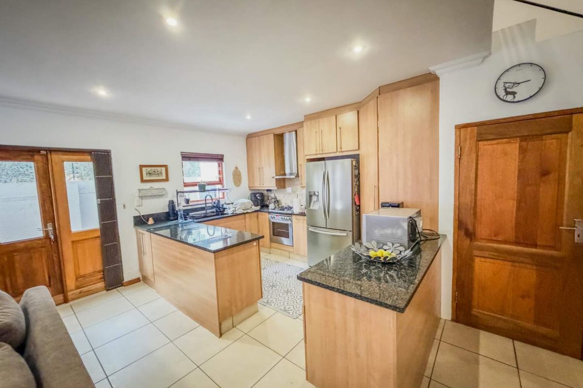 Stylish Duplex Townhouse with Double Garage & Granite Kitchen - Photo 3
