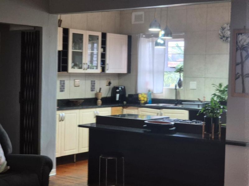 A PLACE TO HANG YOUR HEART! ALL OFFERS FROM R 1850 000.00... TRY YOURS TODAY! - Photo 7