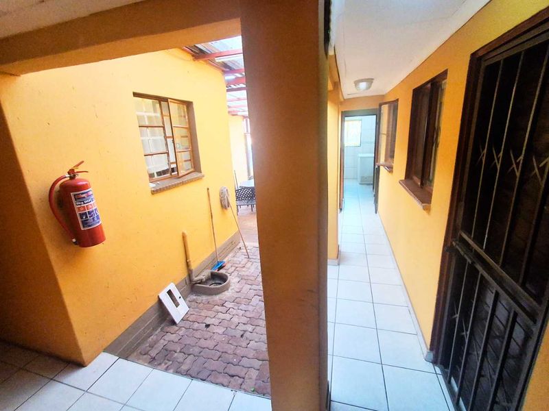 Fully furnished property in Jan Hofmeyer near the University of Johannesburg and the SABC offices, ideal for student accommodation near the and the SABC office - Photo 5