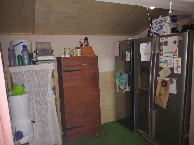 Spacious 3-Bedroom Family Home with Staff Accommodation & Pool - Photo 3