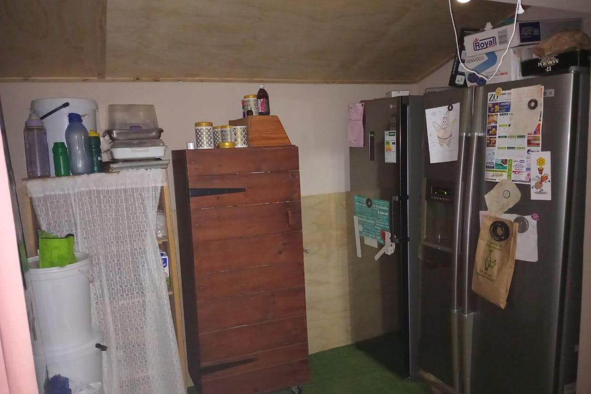 Spacious 3-Bedroom Family Home with Staff Accommodation & Pool - Photo 3