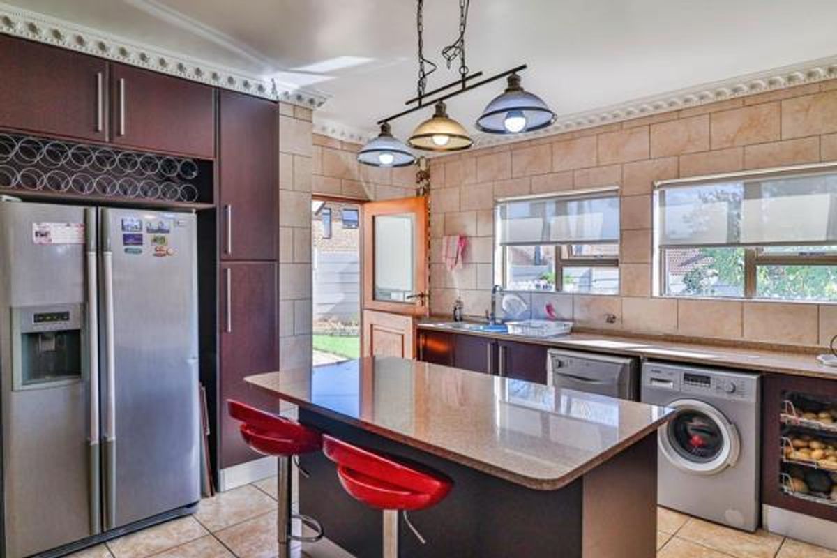 3 Bedroom Home for Sale in Mulbarton - Photo 3