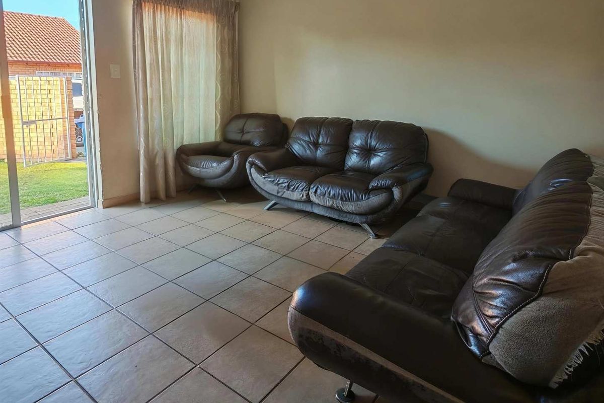 The Perfect 2Bedroom Simplex! - Photo 3