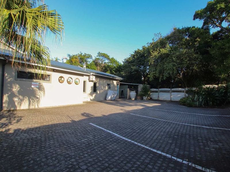 Superbly located, contemporary masterpiece with huge income generating potential and sea views! - Photo 8