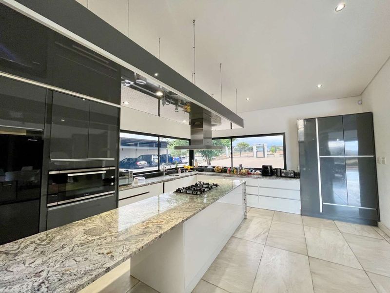 🏡 Modern 5-Bedroom Family Home with Pool in Aus View - Photo 3