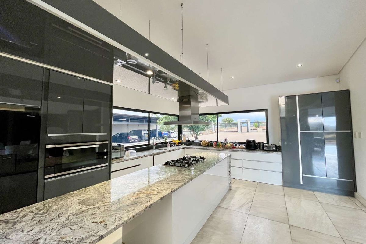 🏡 Modern 5-Bedroom Family Home with Pool in Aus View - Photo 3