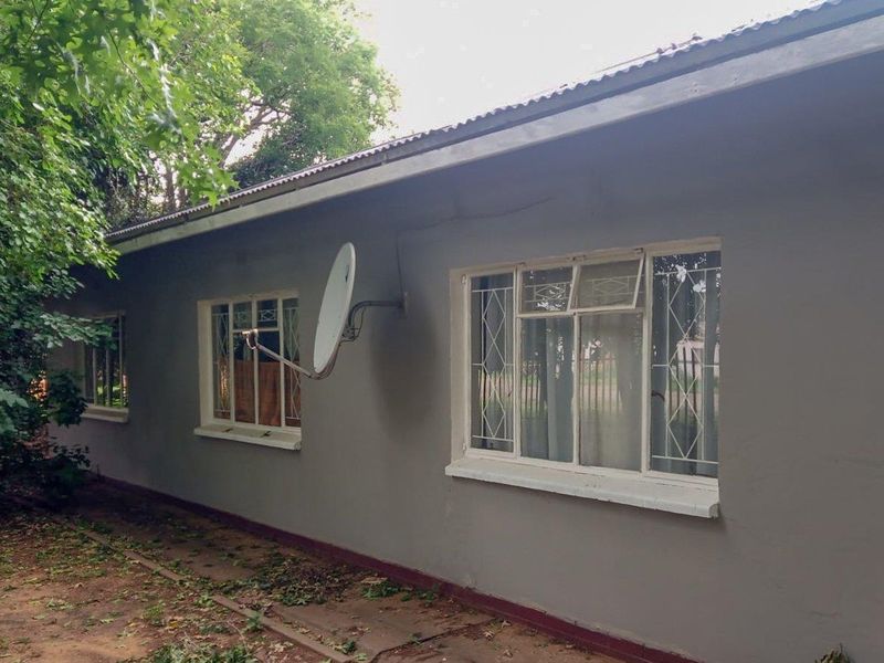 Exceptional 5-Bedroom Home for Sale - Prime Corner Stand in Villiers - Photo 2
