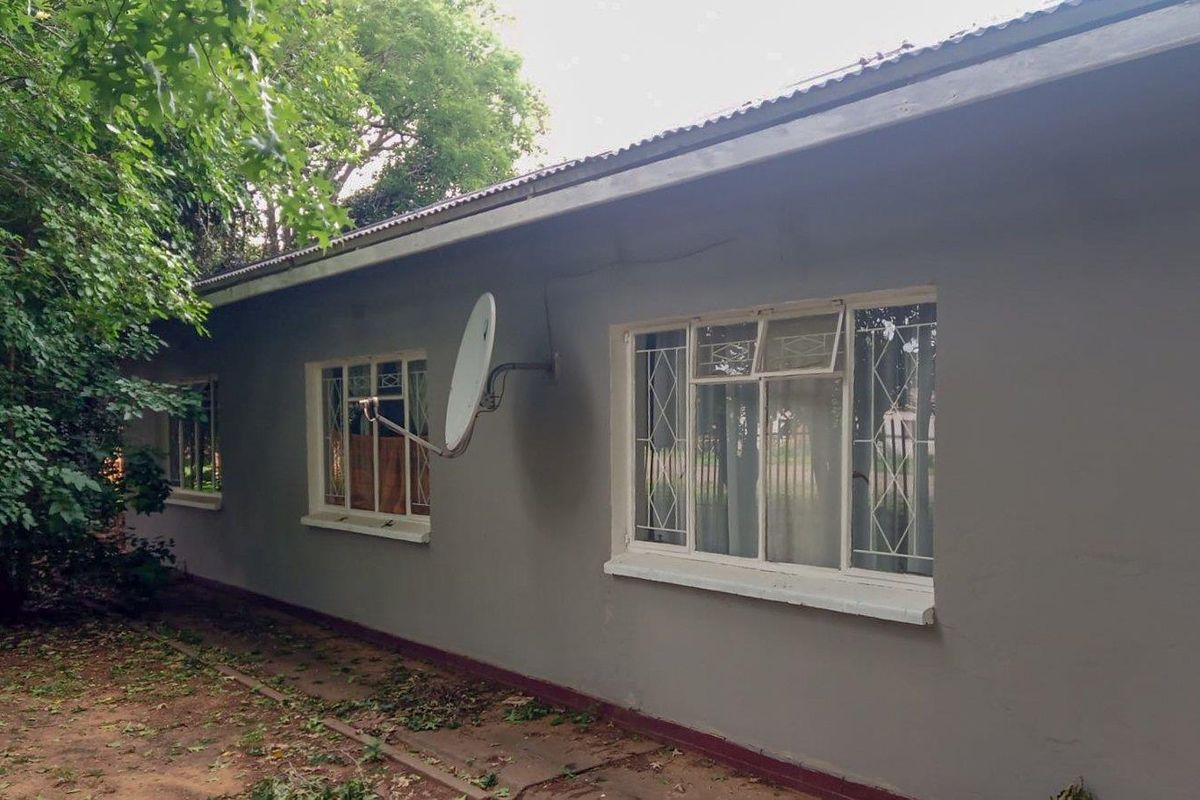 Exceptional 5-Bedroom Home for Sale - Prime Corner Stand in Villiers - Photo 2