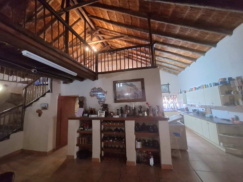 Spacious Home - Entertainer's Dream - Photo 8