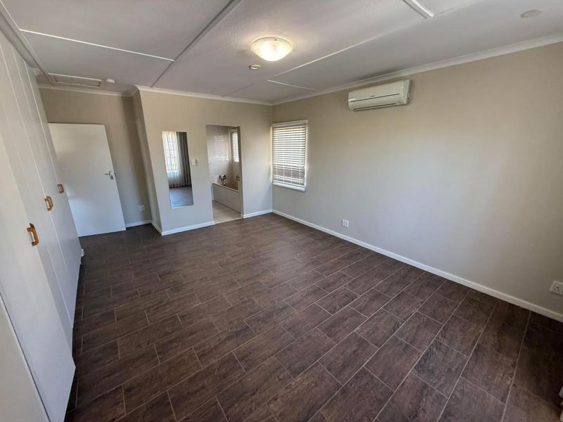 LARGE FAMILY HOME IN A DESIRABLE STREET OF OLYMPIA - Photo 10