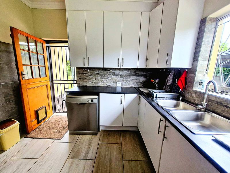 Charming Family Home in Quiet Cul-de-Sac - Photo 3