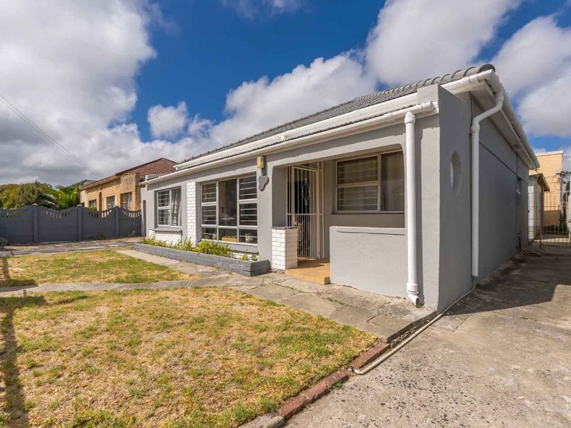 Beautiful Family Home with Separate Cottage in Wynberg Village - Photo 2