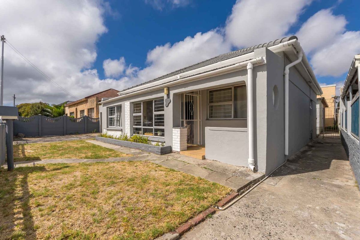 Beautiful Family Home with Separate Cottage in Wynberg Village - Photo 2