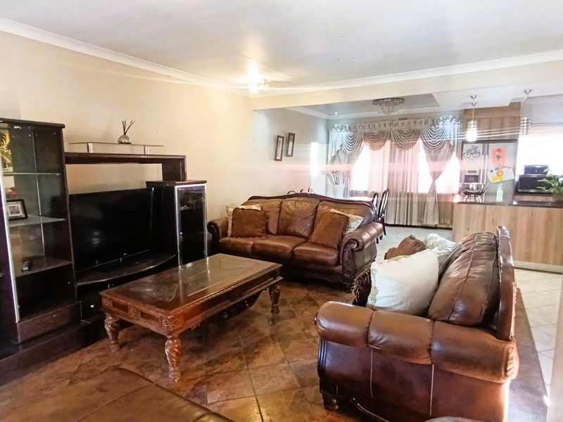 Spacious Suburban Gem:3-Bedroom Retreat with Pool and 3 Living Areas - Photo 6