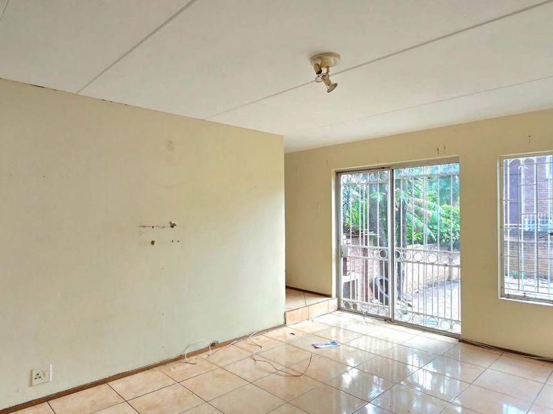 Ideal Investment: Spacious 2-Bedroom, Low Maintenance - Photo 9