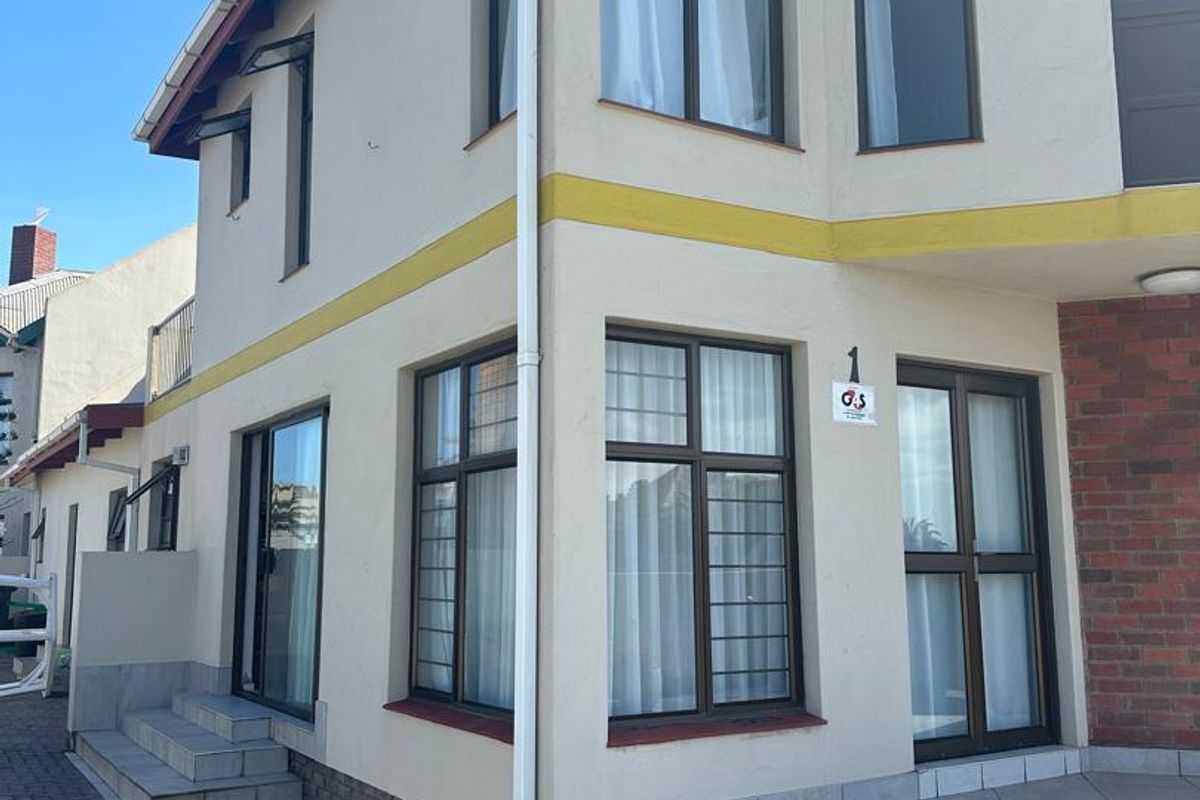 🏡 Reduced to go🏡 Buy a 4 bedroom duplex Townhouse in Swakopmund 📌 CBD!!️selling at N$ 3500 000 cost exclusive in Mainau complex. - Photo 2