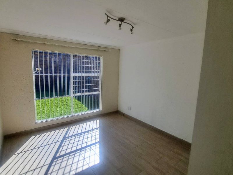 2 bedroom simplex to let in Sashann, Oakdene - Photo 7