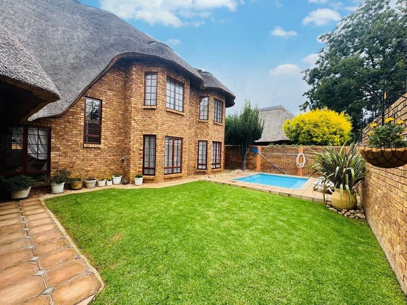 EXQUISITE CLUSTER FOR SALE IN SOUGHT AFTER COMPLEX IN RYNFIELD - Photo 2