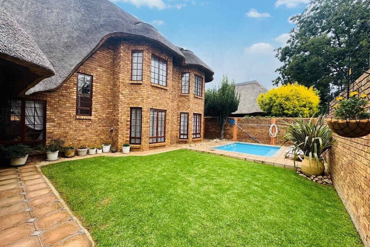 EXQUISITE CLUSTER FOR SALE IN SOUGHT AFTER COMPLEX IN RYNFIELD - Photo 2