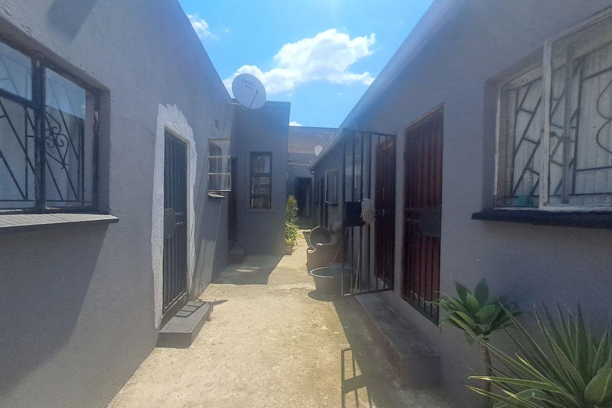 A Bachelor In Ivory Park - Photo 2