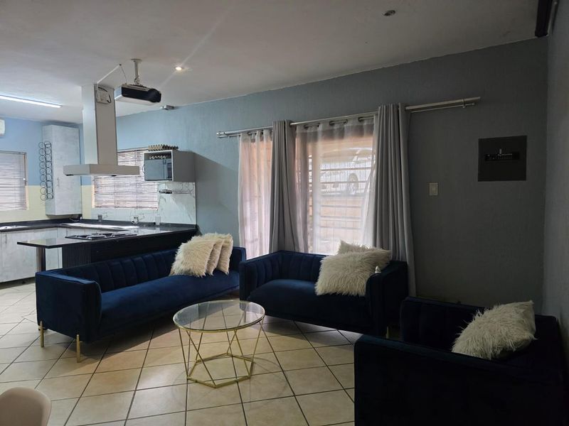 Modern Ground-floor Townhouse Unit - Photo 3
